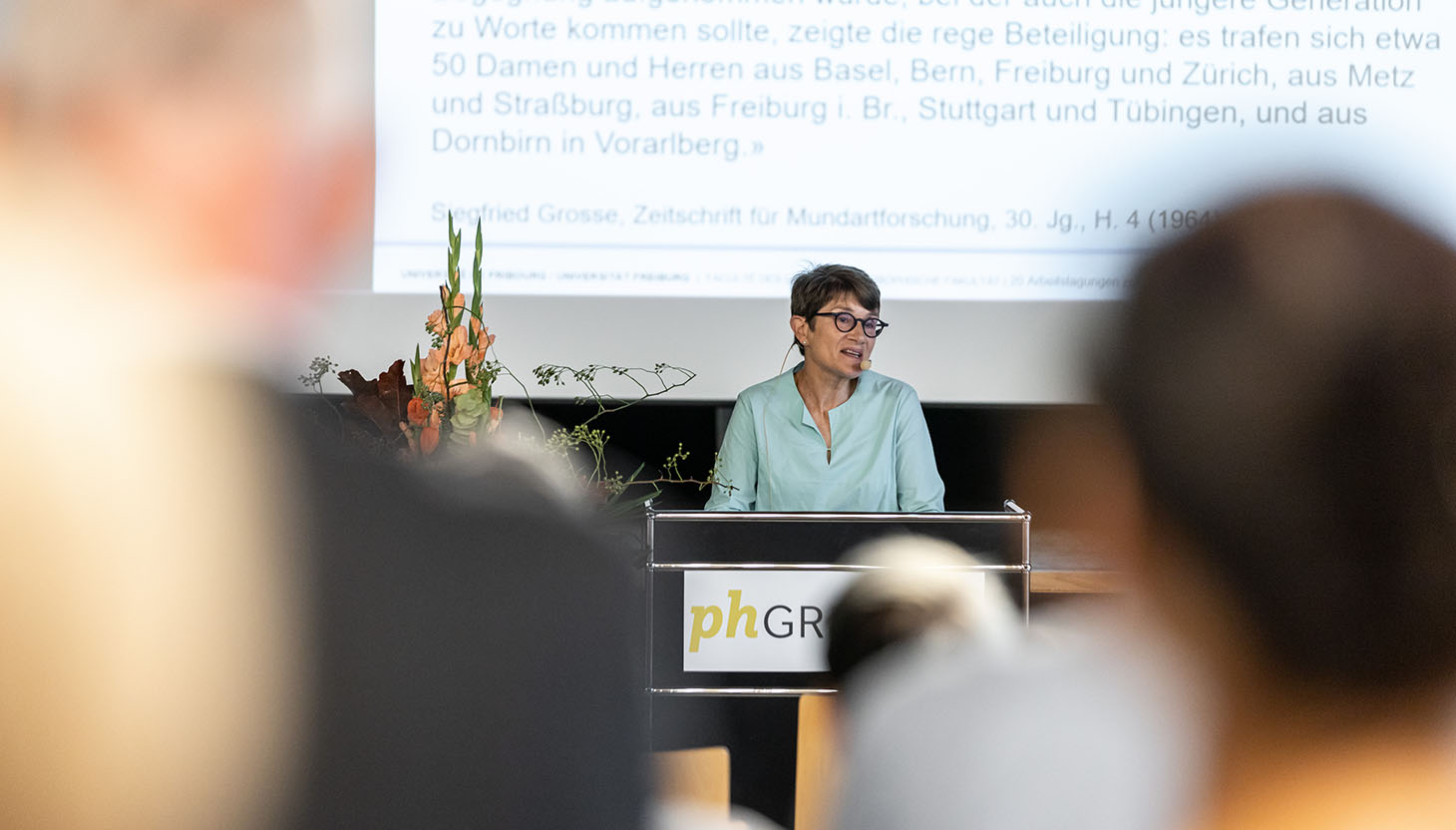 Prof. Helen Christen (Universität Fribourg) fokussierte in ihrem Vortrag die lange Geschichte der Alemann:innentagung.
