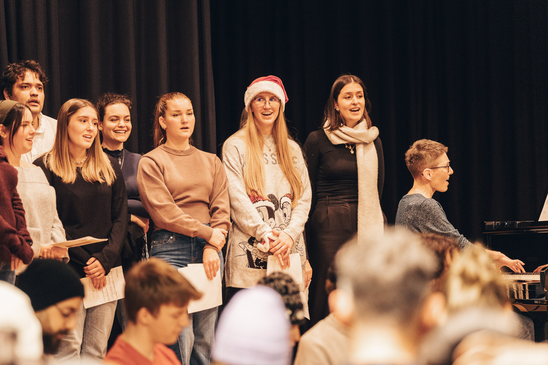 Dozentin Jeannette Meier (rechts) begleitet den Chor am Flügel.